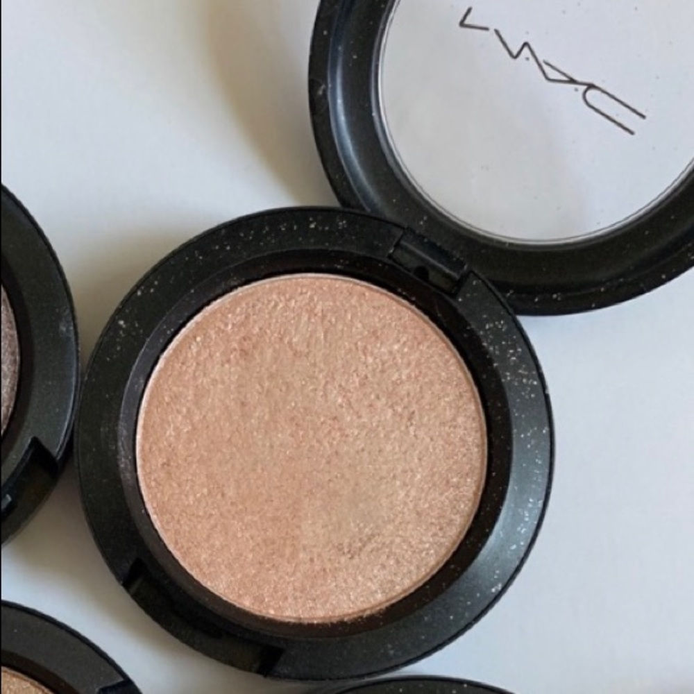 Single pressed pigment - reserved
